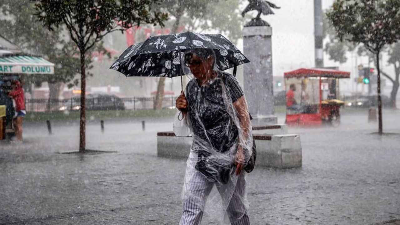 İstanbul'da sağanak yağış etkili oluyor: Hava durumunda son durum!