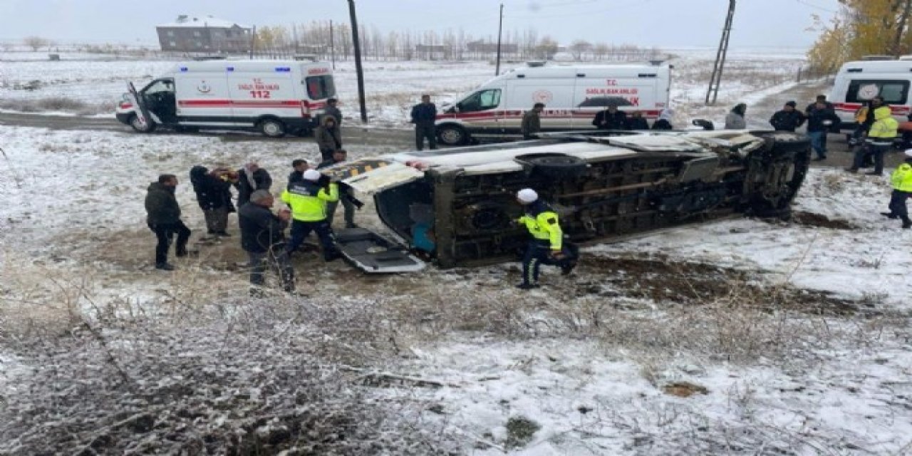 Öğretmenleri taşıyan servis devrildi: 15 öğretmen yaralandı