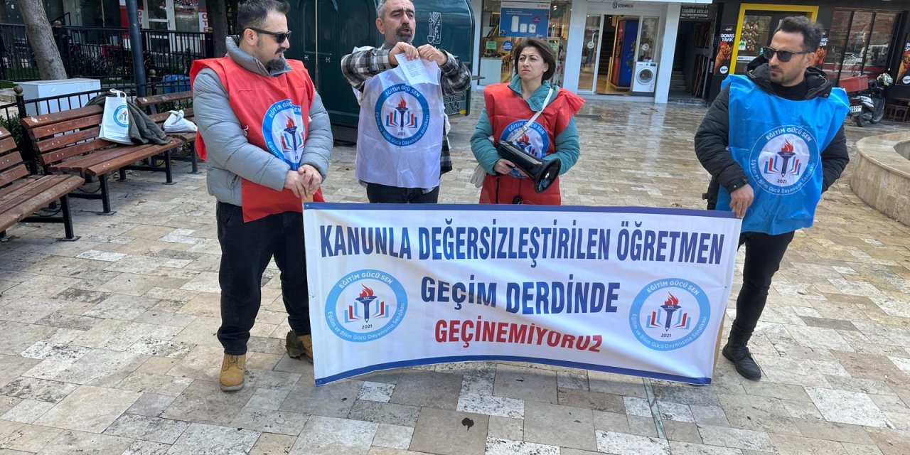 Geçim Sıkıntısını Protesto Eden Öğretmenler Maaş Bordrolarını Yaktı