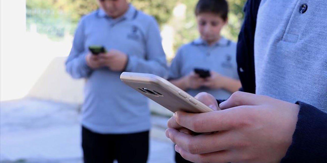 Öğrencilerin telefon kullanımı sadece derslerde yasak peki ya teneffüslerde?